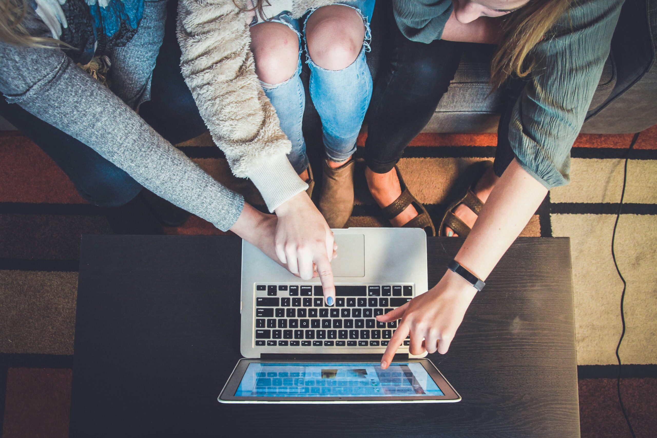 mensen die samenwerken op een laptop