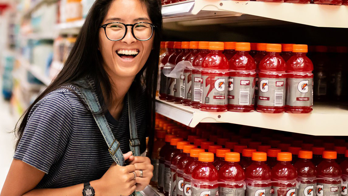 vrouw met bril in een supermarkt
