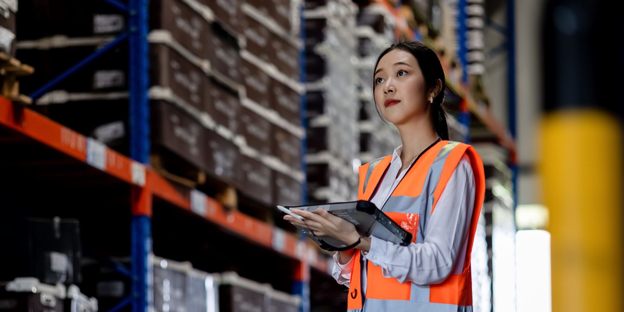Vrouw in distributiecentrum