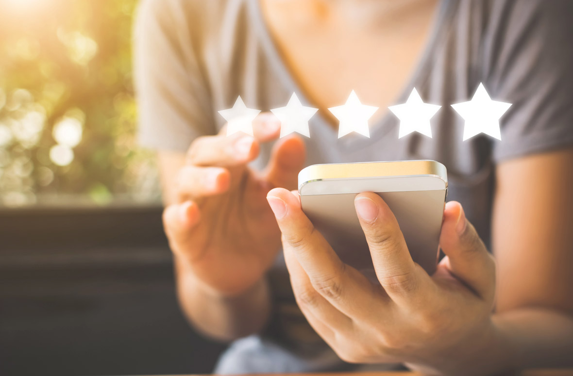 afbeelding van een persoon met een mobiel
