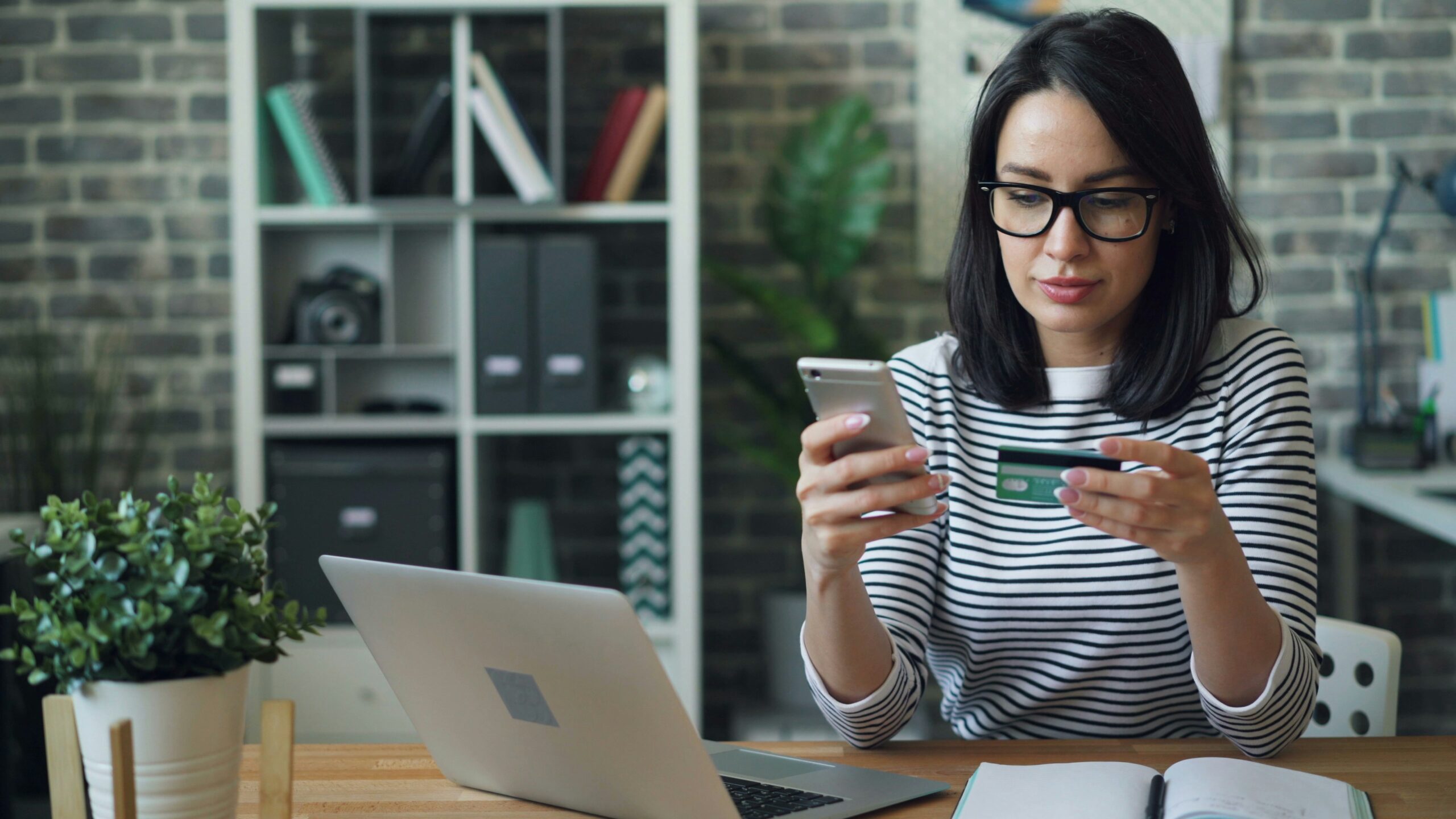 foto van een vrouw die online aan het kopen is